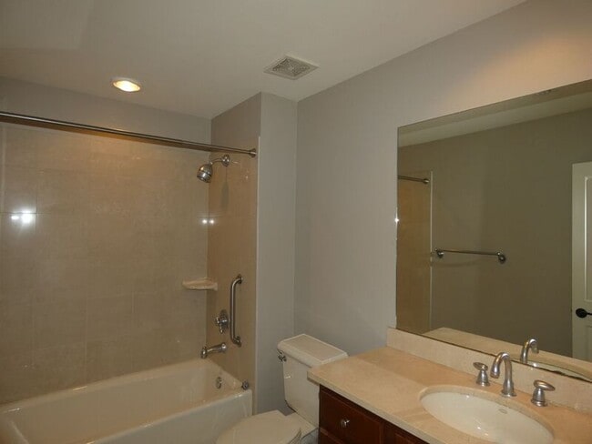 Building Photo - 415 E Romana St