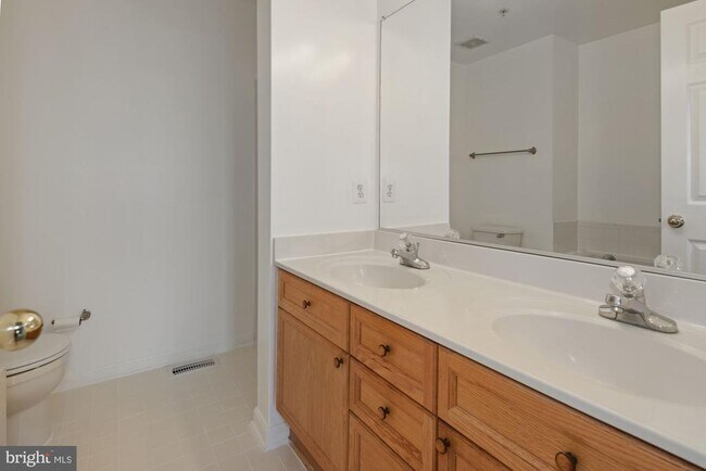 Building Photo - 2480 Angeline Dr