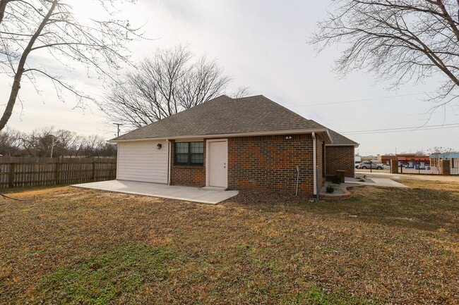Building Photo - 4 Bed | 2 Bath in East Tulsa!