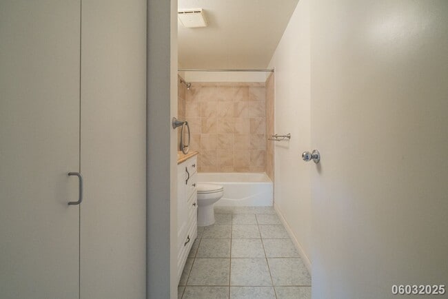 Building Photo - (2 bd / 2 ba / 2 parking Condo in Waikele)