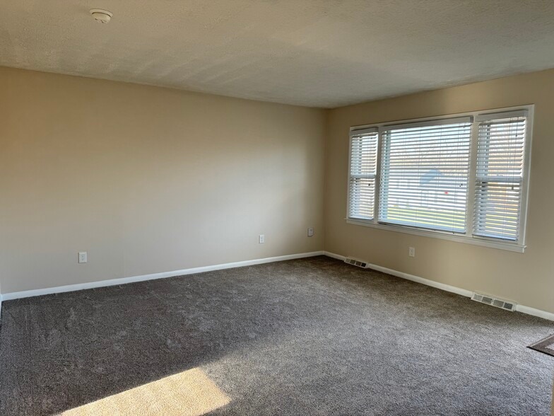 Building Photo - 308 E Tiverton Way