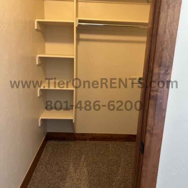 Building Photo - NO DEPOSIT Option Available for This Prope...