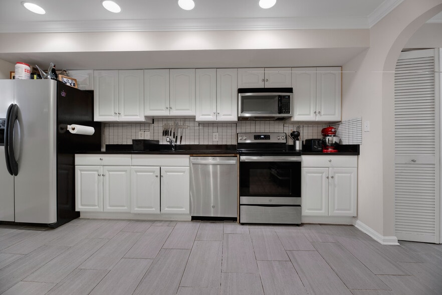 Building Photo - 1233 Raum St NE