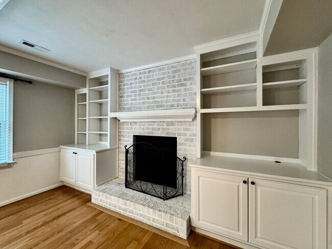 Building Photo - 4-Bedroom Home In Great Neck Meadows! Ready NOW!!! Fenced Backyard! HUGE Corner Lot! Dog Friendly!
