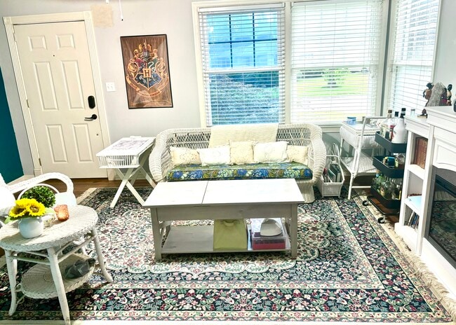 Sitting Room - 1100 Hawthorne St