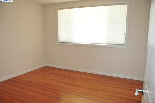 Building Photo - 802 Center Dr