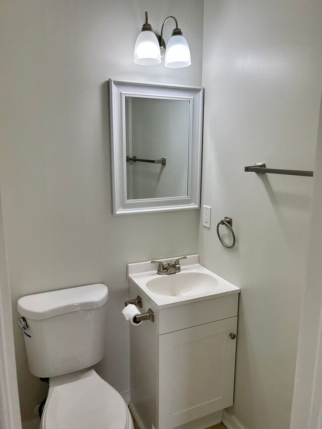 Building Photo - Charming 3 bedroom, 2.5 bath cottage within minutes to Shoppes at Willow Lawn, Carytown