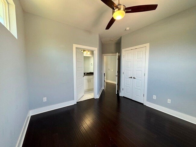 Building Photo - 6201 Felix Ave