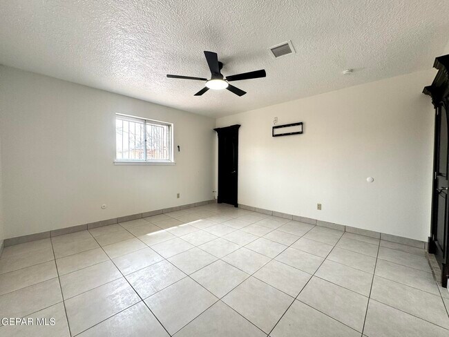 Building Photo - 142 Clairemont Rd