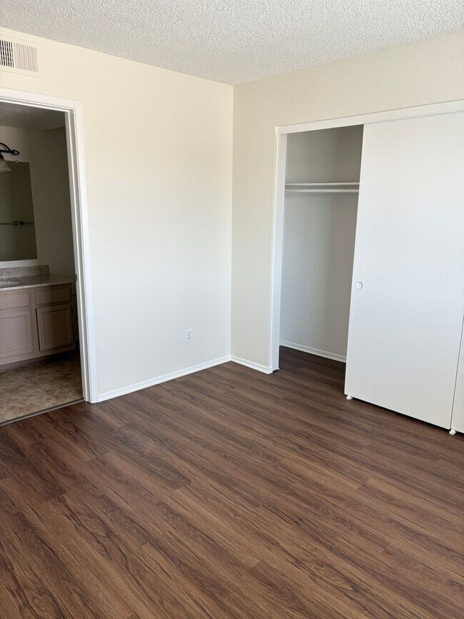 Building Photo - **GREAT 2 BEDROOM/2 BATHROOM/GATED CONDO I...