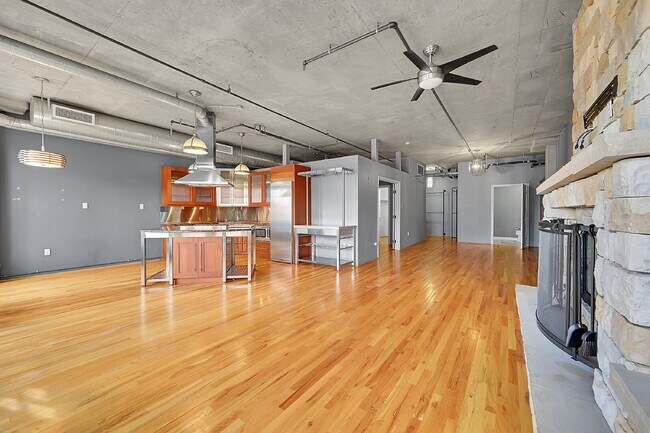 Building Photo - $2,445.00, 1 bed, 1.5. bath located in Denver