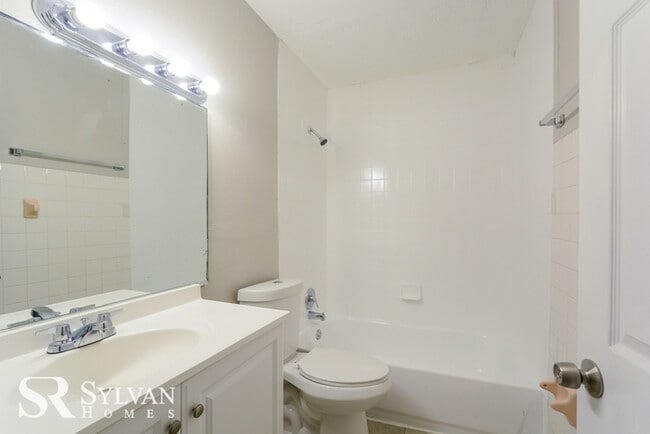 Building Photo - Cute, cozy and comfortable