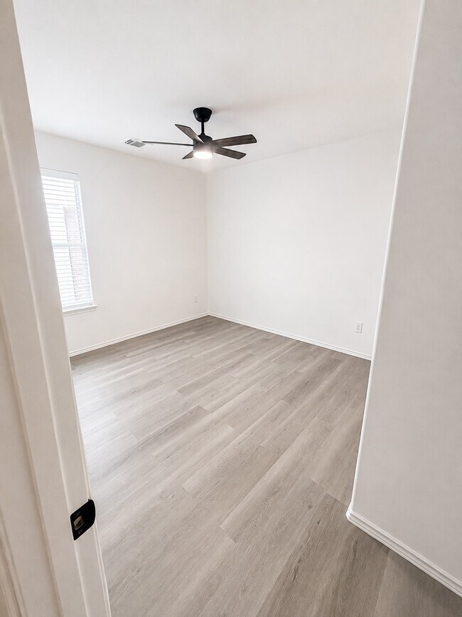 Building Photo - 9227 Shaded Pines Dr