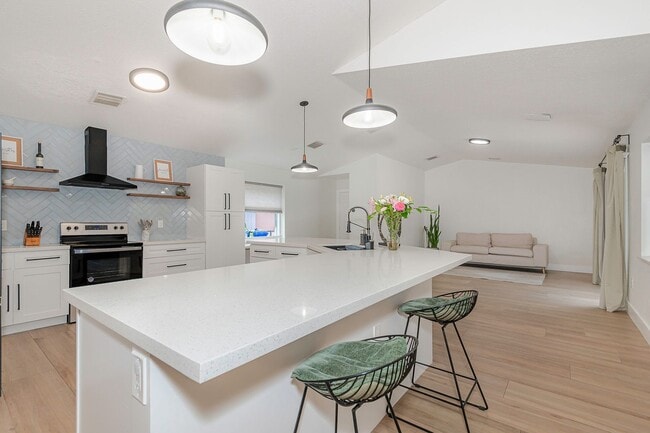 Building Photo - Exquisite Pool Home in Alhambra – Pembroke...