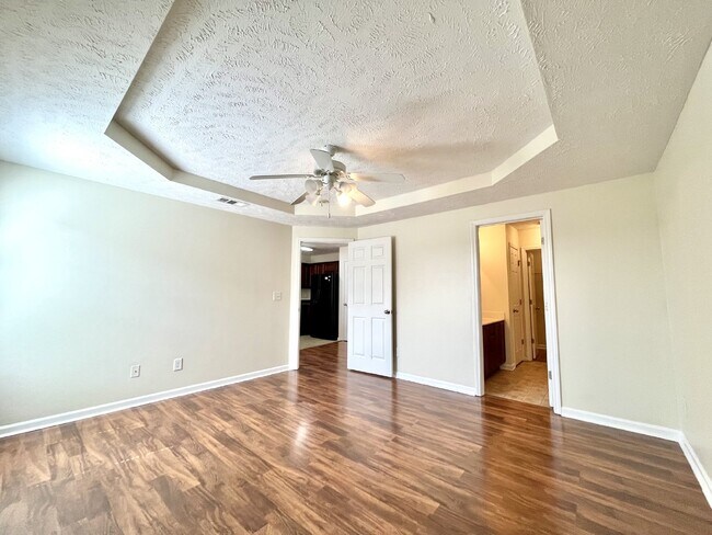 Building Photo - "Charming 3-Bedroom Home with 2.5 Baths in...