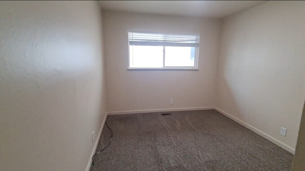 Building Photo - 420 Lewis Ln
