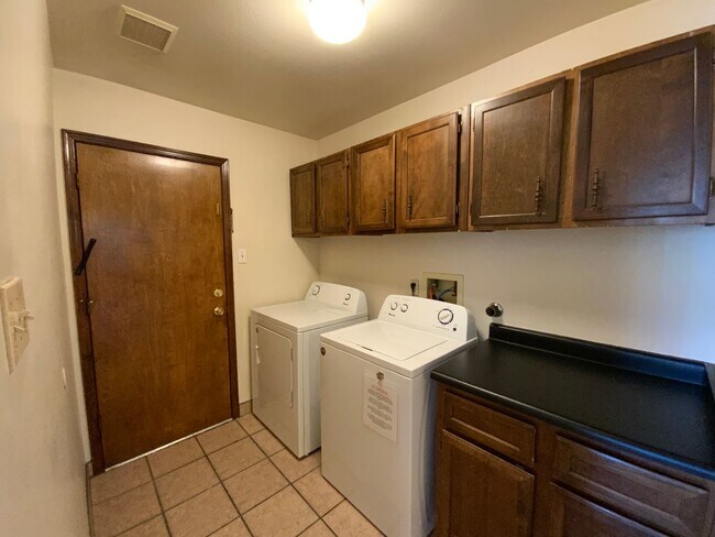 Building Photo - 4 Bedroom Single Story Home Near Juan Tabo Blvd SE & Central Ave SE by Four Hills!