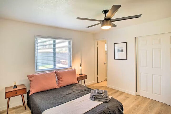 Building Photo - 1233 E Marny Rd