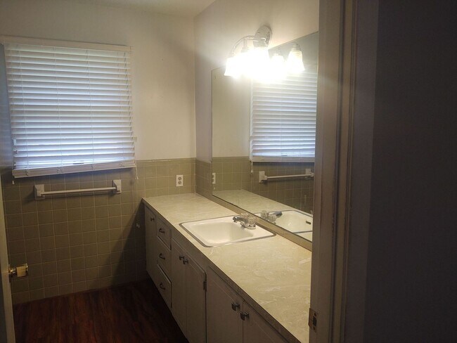 Building Photo - Large 2 bedroom 2 bathroom house with 1 ca...