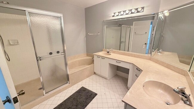 Building Photo - 5136 Floria Dr