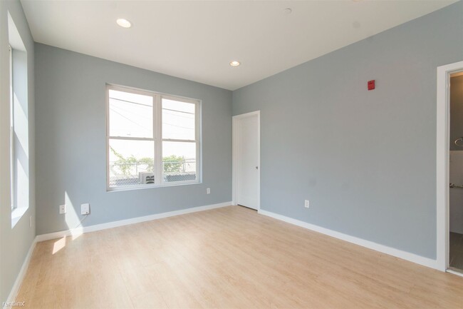 Building Photo - 6 br, 5 bath Triplex - 1507 W OXFORD ST Un...