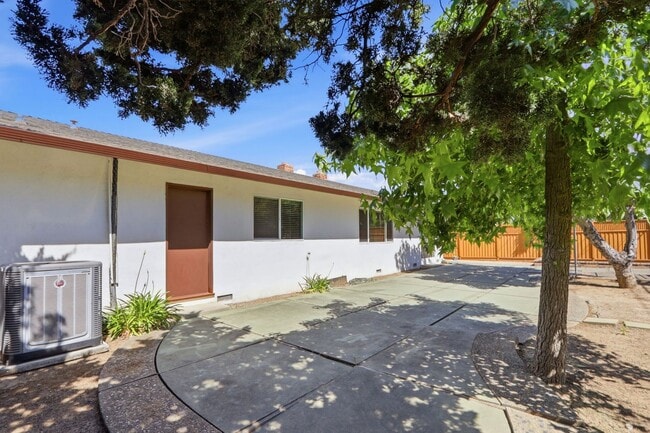 Building Photo - Wow! What a Great Home! Available Now!