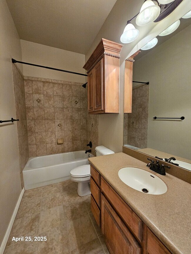 Building Photo - (3) Bed/(2) Bath In Tuscany Court Avail NOW!