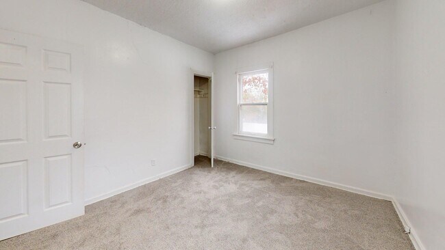 Building Photo - 3863 E 154th St