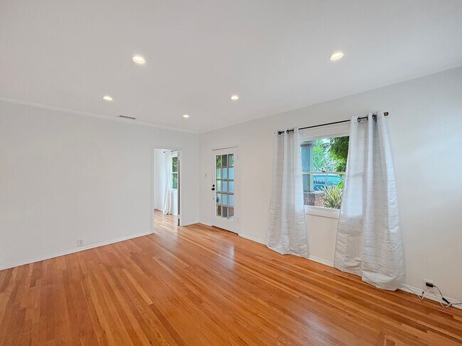 Building Photo - Stunning 3BD/1.5BA Home in North Park W/ W...
