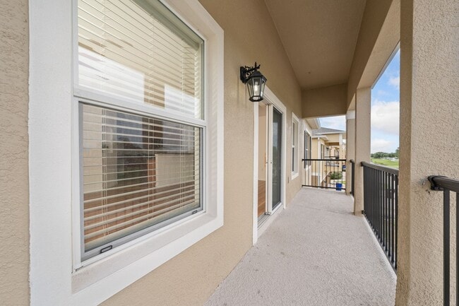Building Photo - Elegant 2 bedrooms/2 bath condo located in St. Cloud with 1-Car garage