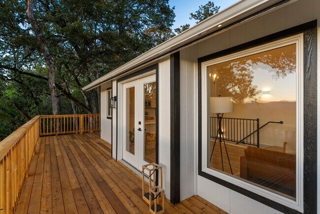 Building Photo - 4 bedroom 2.5 bathroom home with Panoramic views!