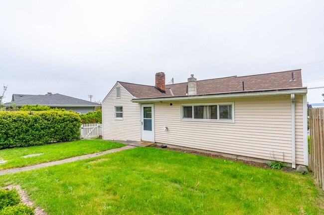 Building Photo - Charming 3-Bedroom Home Near Downtown Oak Harbor –Pet Friendly home.