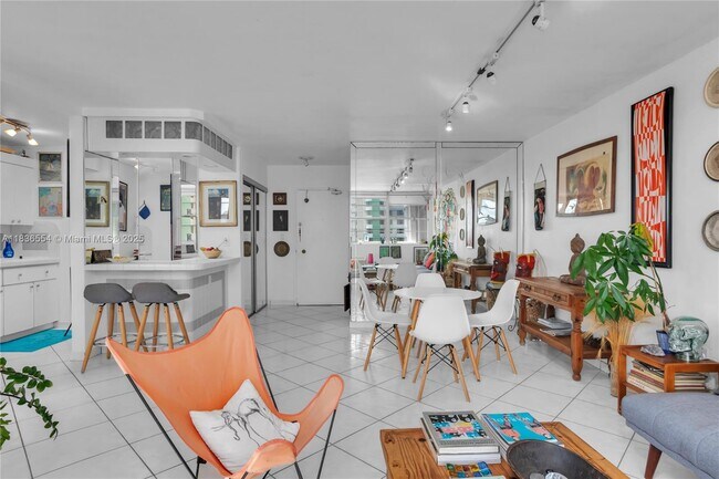 Building Photo - 5313 Collins Ave
