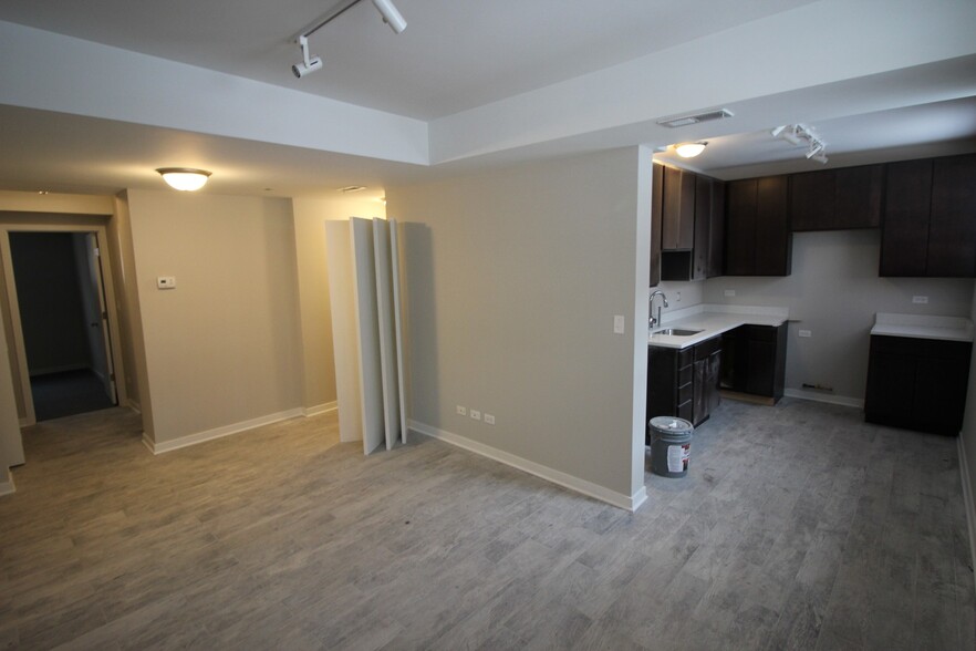 Building Photo - 3108 W Sunnyside Ave