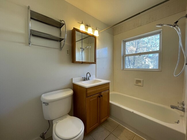 Building Photo - 3BR/1BA unit less than 3 mi from LANL and downtown! (4477 Yucca Unit B)