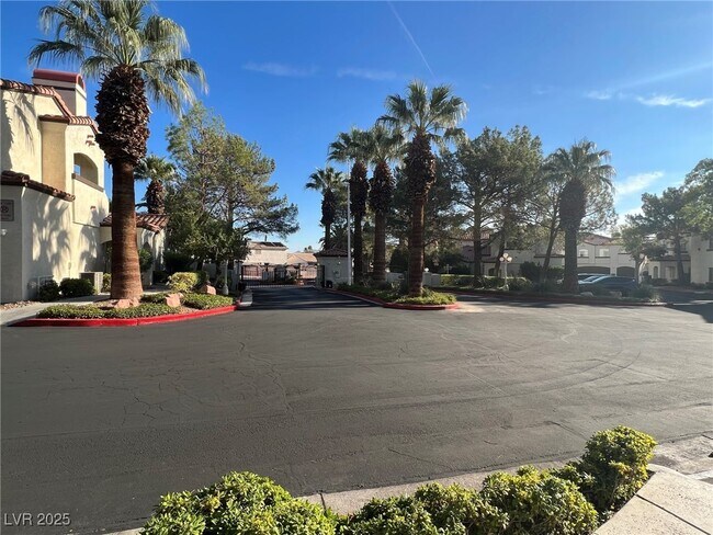 Building Photo - 2975 Bluegrass Ln