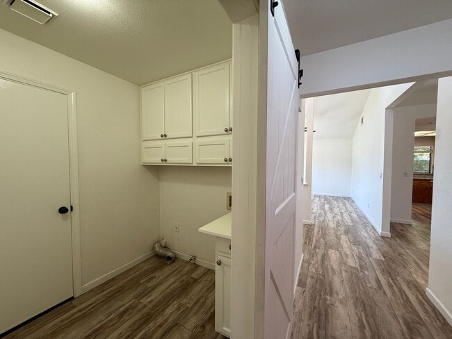 Building Photo - $1,000 off of the 1st Months Rent!