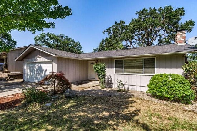 Building Photo - 735 Oak Knoll Dr