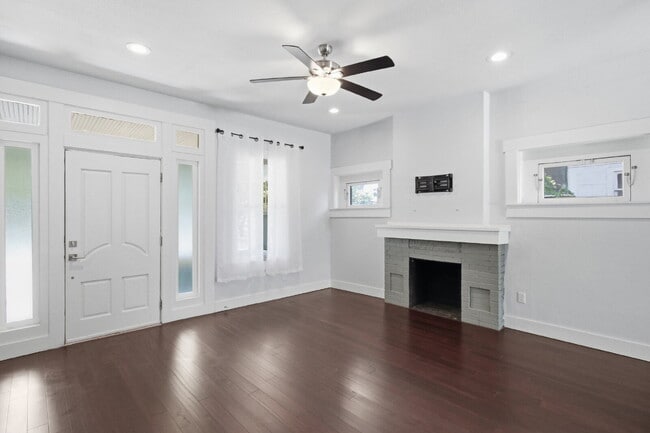Building Photo - Updated 3 Bedroom Home with Modern Finishes Near Everything Downtown!