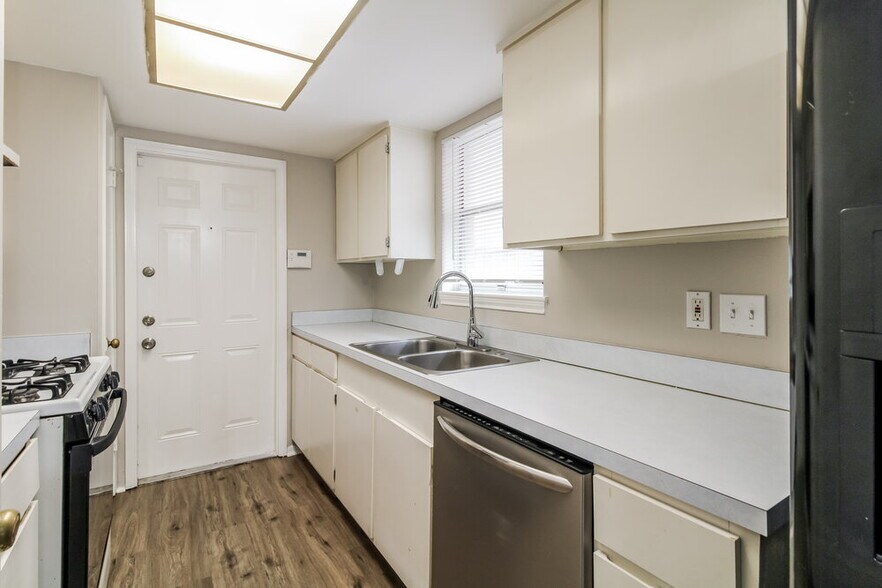 Building Photo - 5014 Hasie Dr