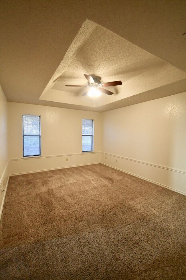 Building Photo - Inviting 3 Bedroom 2.5 Bathroom Home in Ha...