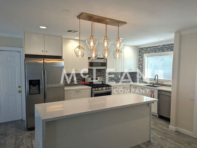 Building Photo - Desirable 3 bedroom home with Pool