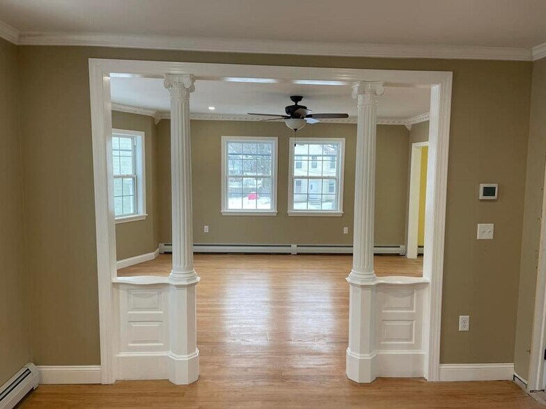 Building Photo - 321 Turner St