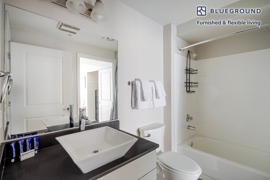 Building Photo - 526 Yale Ave N