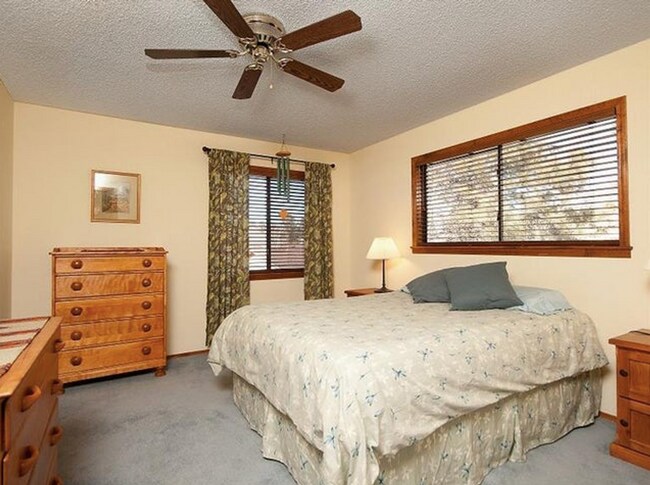 Building Photo - Elk Run Townhouse with 1 car garage.