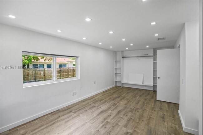 Building Photo - 1081 NE 166th St