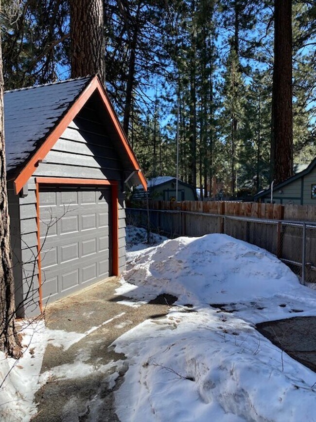 Building Photo - Lovely 3 Bedroom Home with Upgrades Throug...
