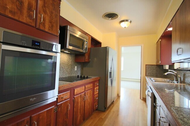 Building Photo - 2565 Willow Ln