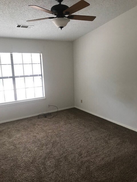 Building Photo - Excellent Town Home Near Campus!