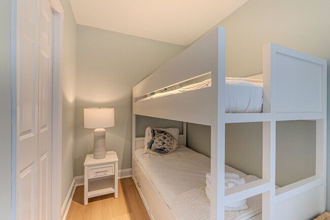 Building Photo - 8 Heath Dr